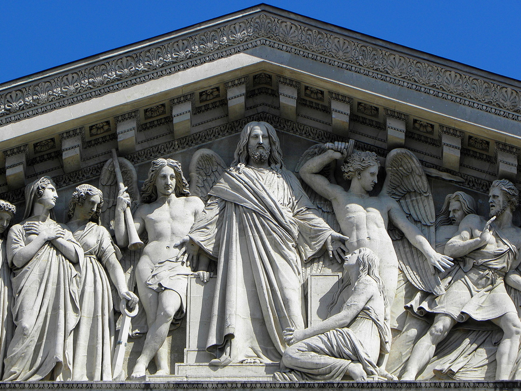 Fronton de l'église de la Madeleine 