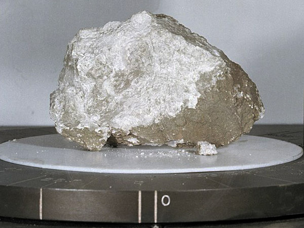 Roche lunaire &agrave; la galerie de g&eacute;ologie du jardin des plantes de Paris