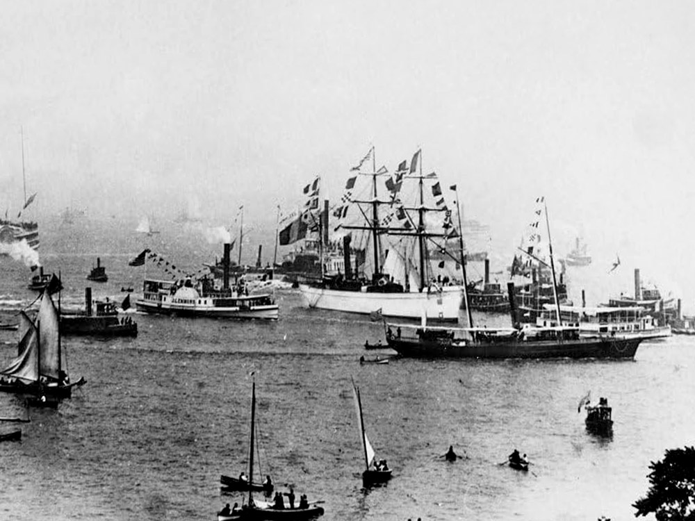 Arriv&eacute;e bateau transport Statue de la Libert&eacute; &agrave; New York