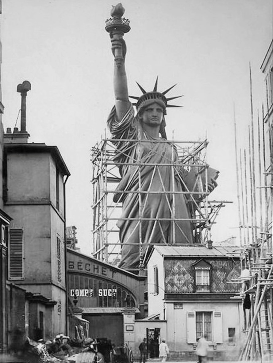La fin de la construction de la Statue de la Libert&eacute; dans les ateliers gaget