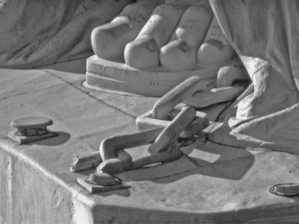 Pieds chaines esclavage statue de la libert&eacute;