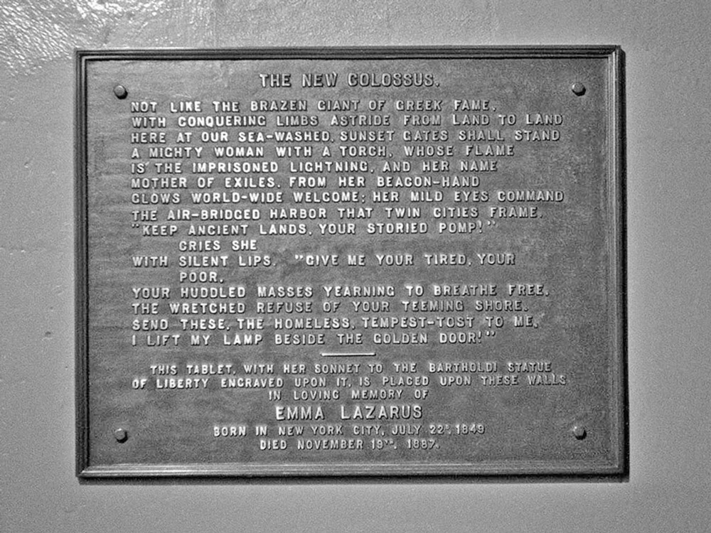 Po&egrave;me Emma Lazarus sur le socle de la Statue de la Libert&eacute;