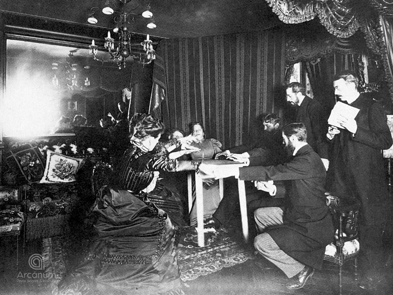 Photographie d'Eusapia Palladino lors d'une s&eacute;ance contr&ocirc;l&eacute;e par des scientifiques 