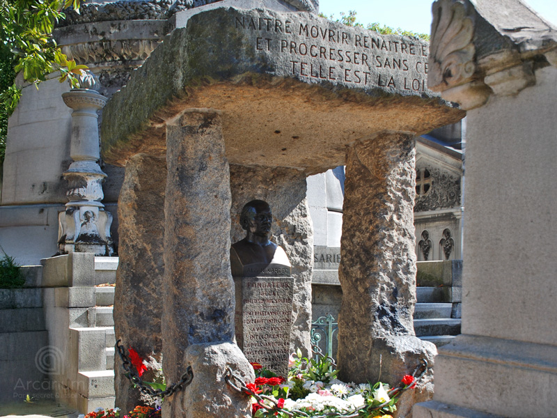 La tombe d'Allan Kardec au cimeti&egrave;re du P&egrave;re Lachaise