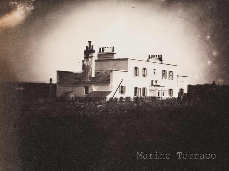 Marine Terrace &agrave; Jersey, maison d'exil de Victor Hugo o&ugrave; il pratiqua le spiritisme de 1853 &agrave; 1855