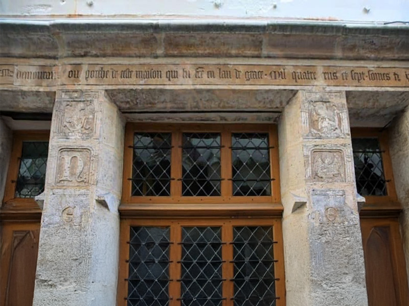 Inscription bas relief maison de Nicolas Flamel - Alchimiste &agrave; Paris