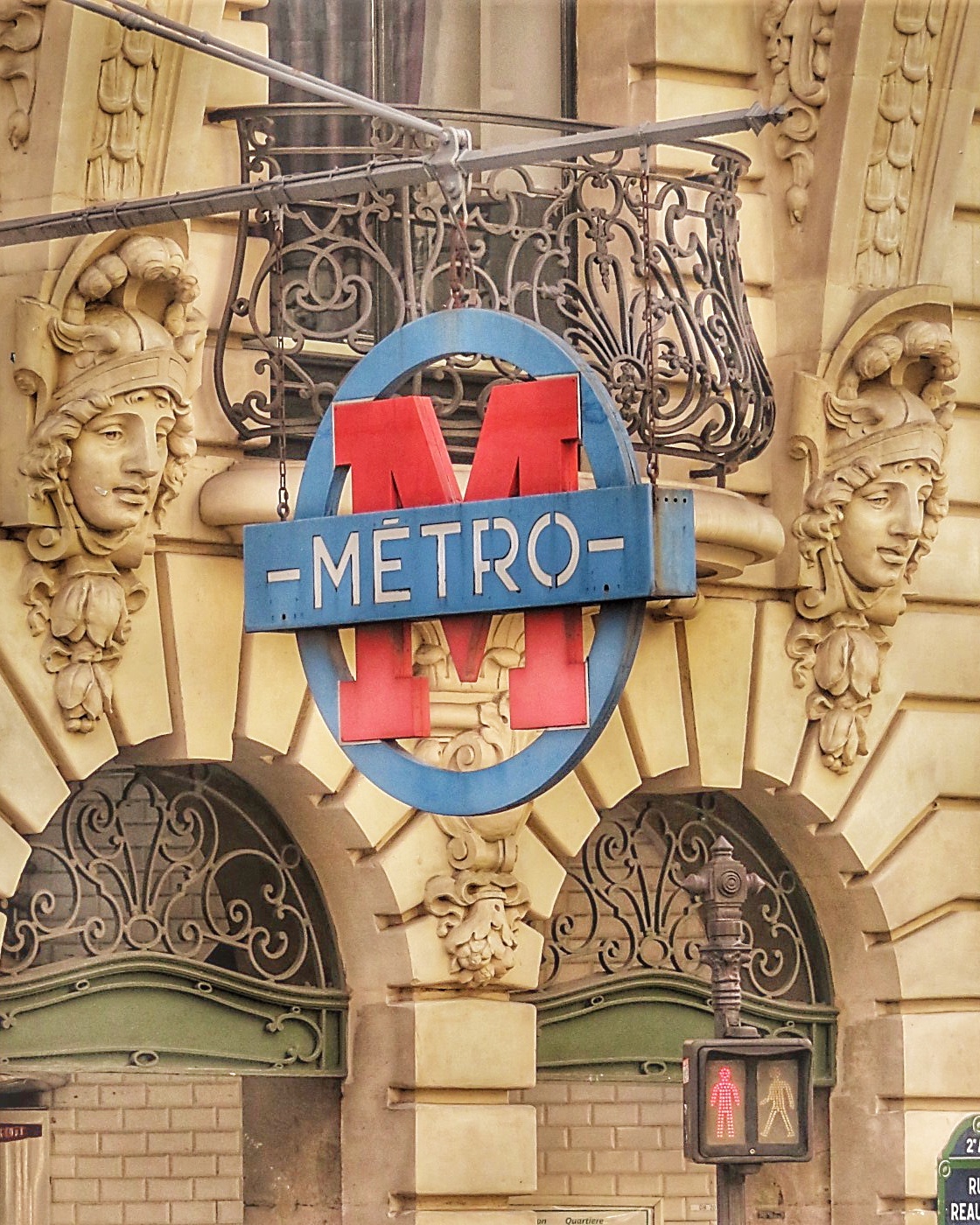 L'enseigne insolite du métro sentier