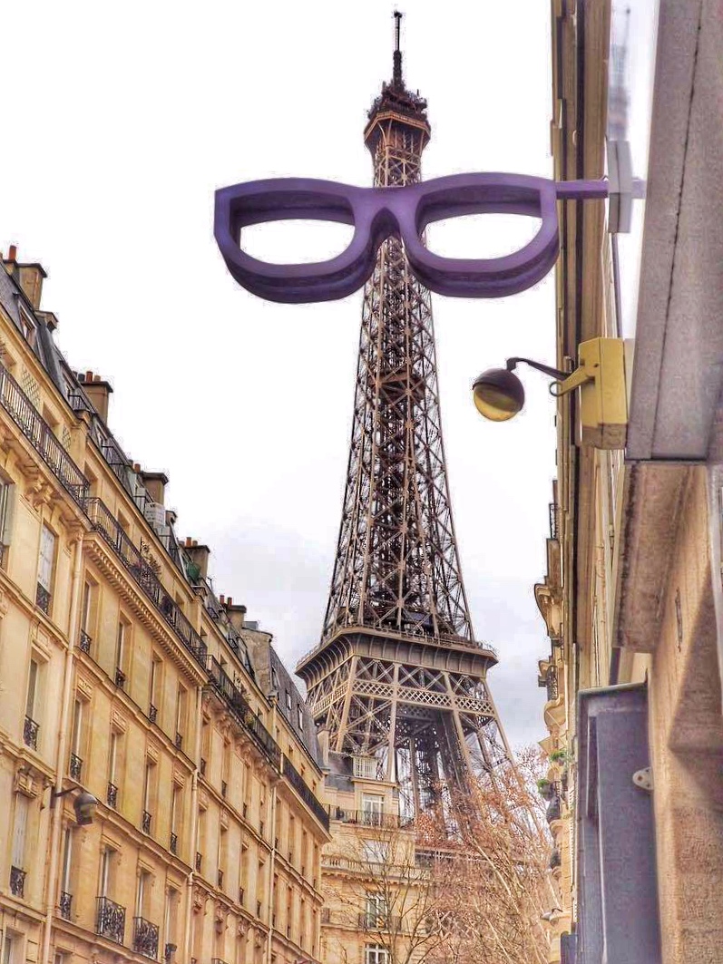 Tour Eiffel insolite avec des lunettes