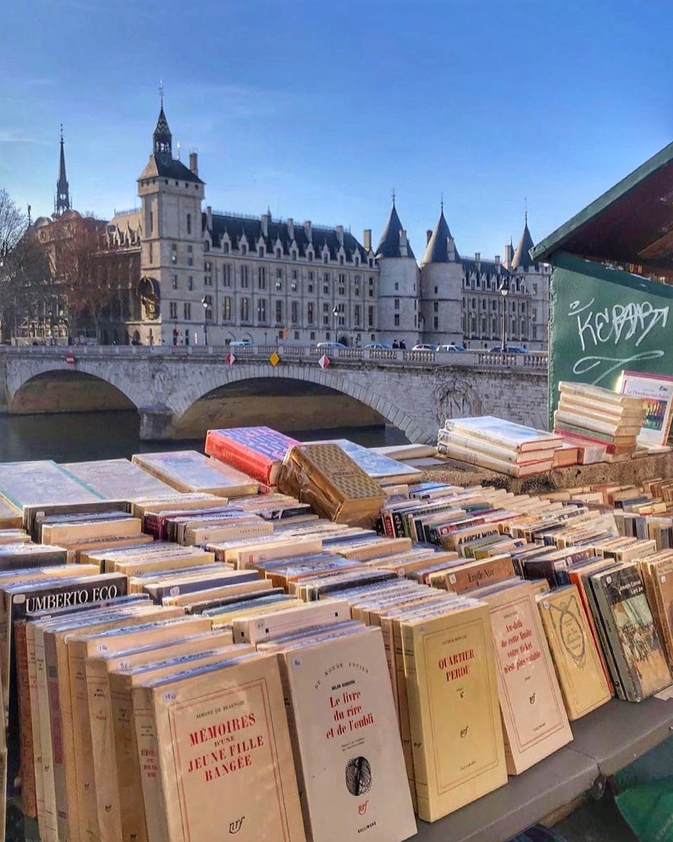 Les bouquinistes sur les quais de Seine à Paris