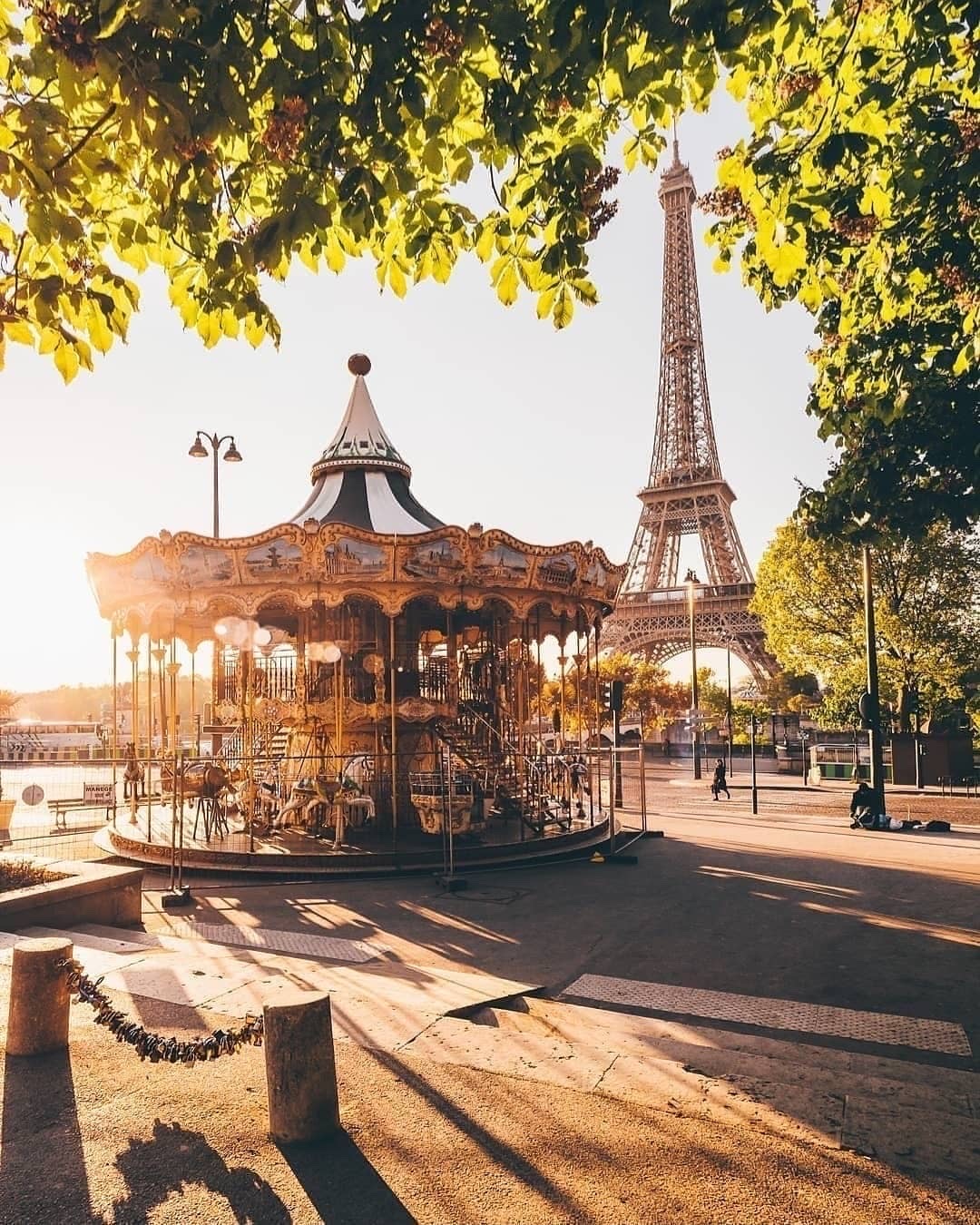 Le manège du trocadero en face de la tour eiffel