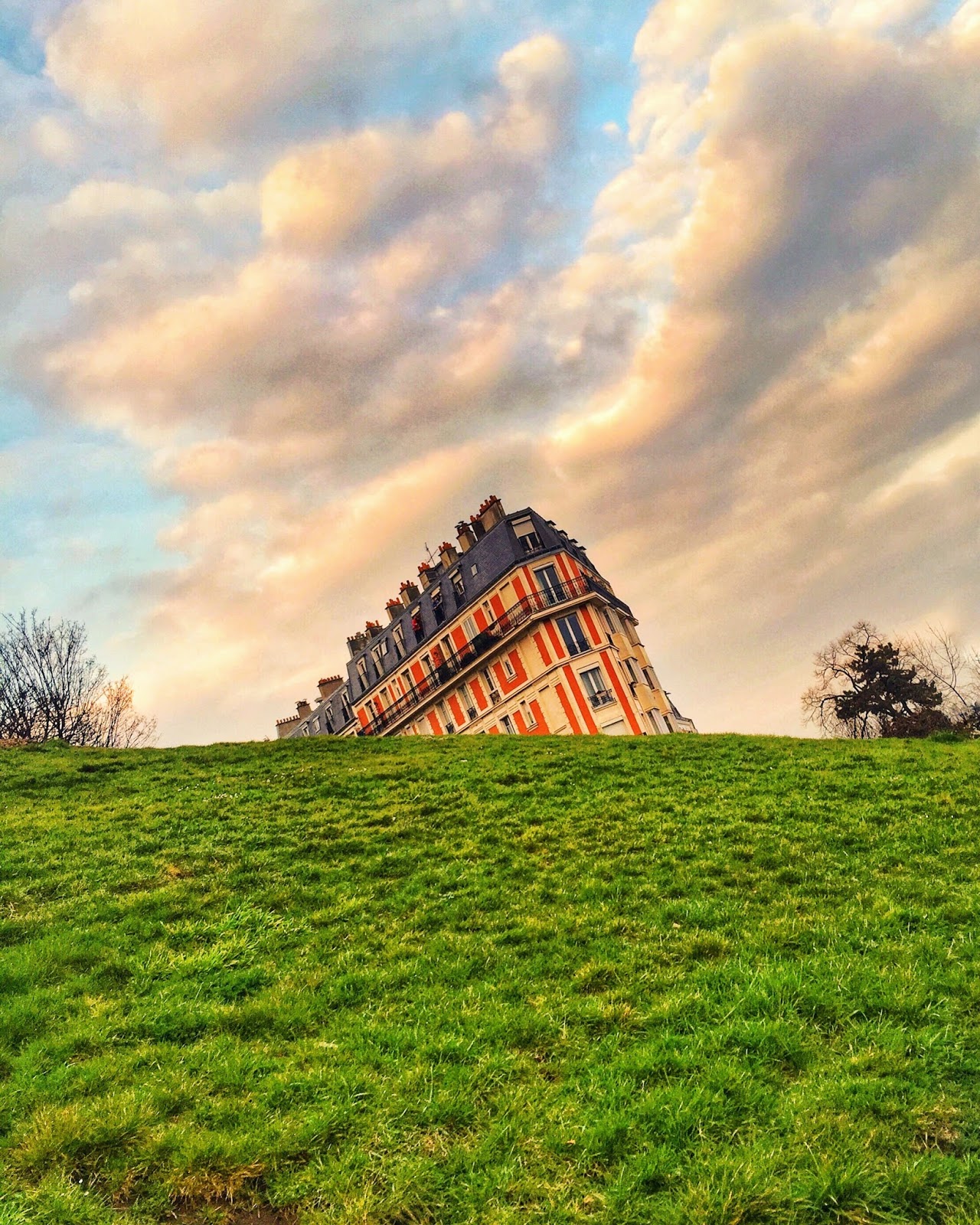L'immeuble penché de Montmartre