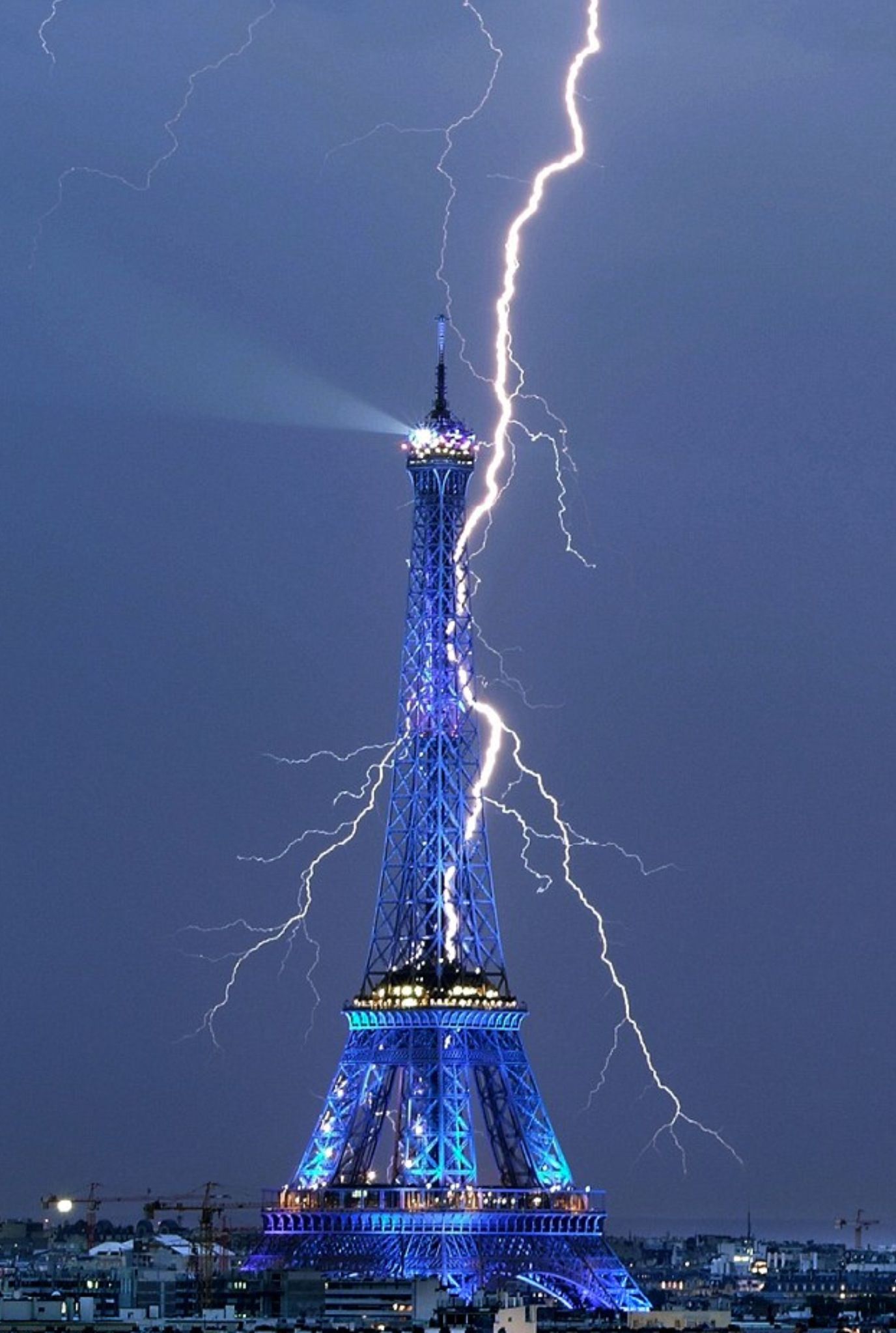 La Tour Eiffel frappée par la foudre