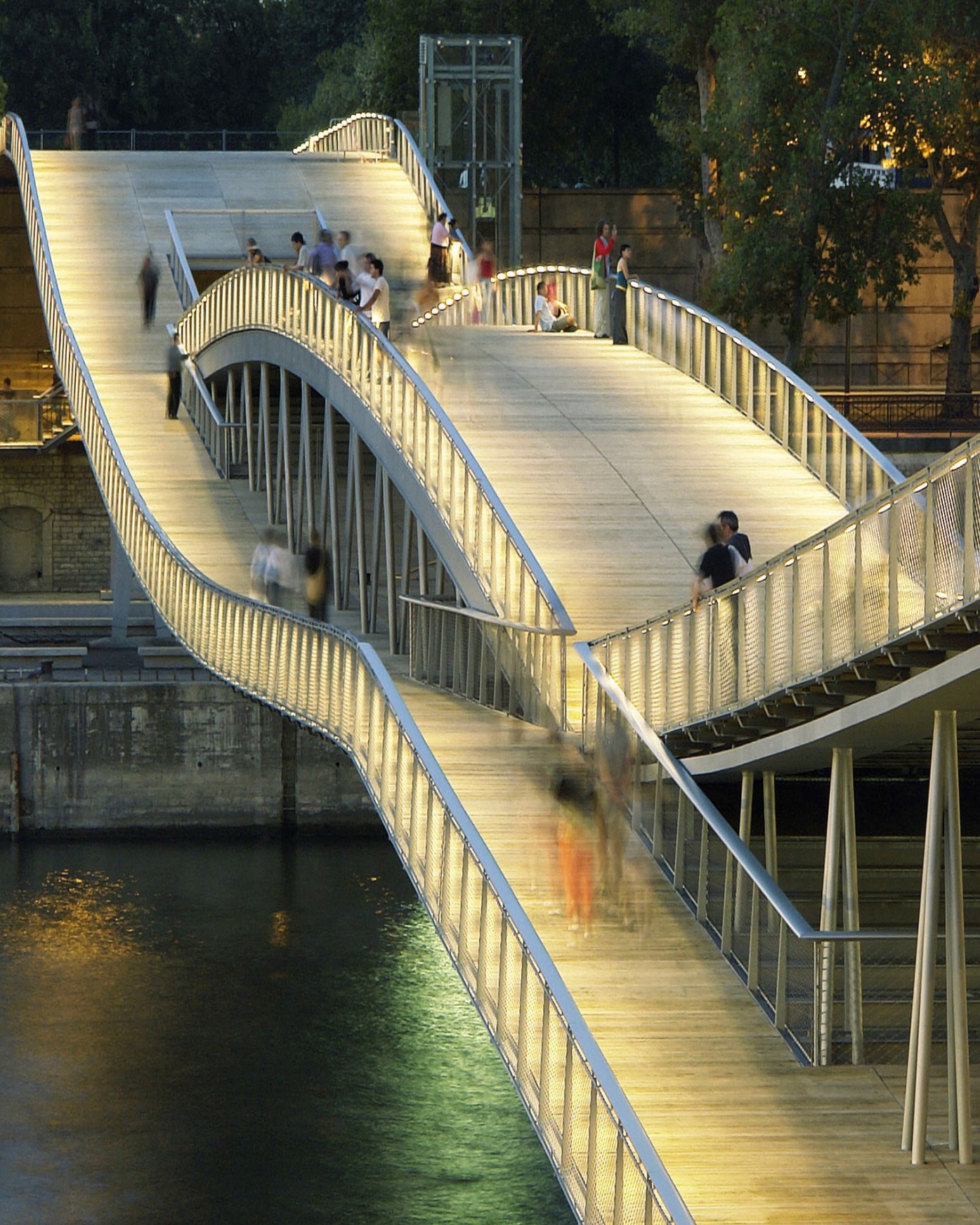 La passerelle Simone de Beauvoir entre Bercy et le quai Mauriac, face à la BNF